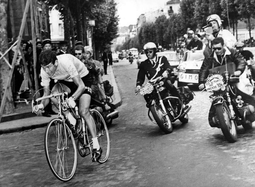 Tour de France 1965, Felice Gimondi impegnato nella 22 e ultima tappa Versailles - Parigi, una cronometro individuale da lui dominata in maglia gialla (Olympia)